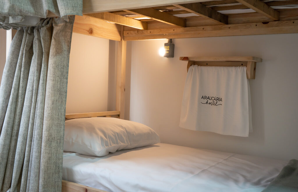 cama do quarto compartilhado araucária hostel são bento do sul