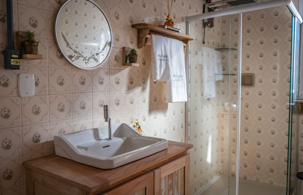 banheiro do quarto compartilhado araucária hostel são bento do sul